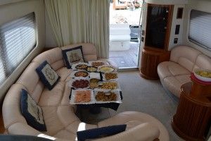 un catering para un grupo de 10 invitados, reposa en el salon del yate azimut 46