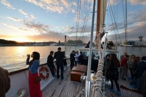 cena empresa con barco en navegacion en barcelona