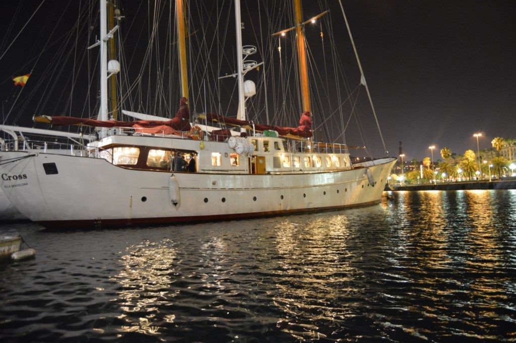 barco amarrado en puerto