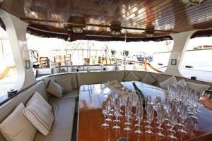 la copa de cava de bienvenida distingue los servicios de cenas en barco, ya que es un detalle permanente