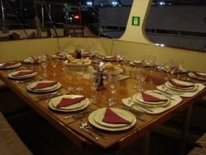 mesa preparada para recibir a un grupo de empresa en cena de negocios en barcelona